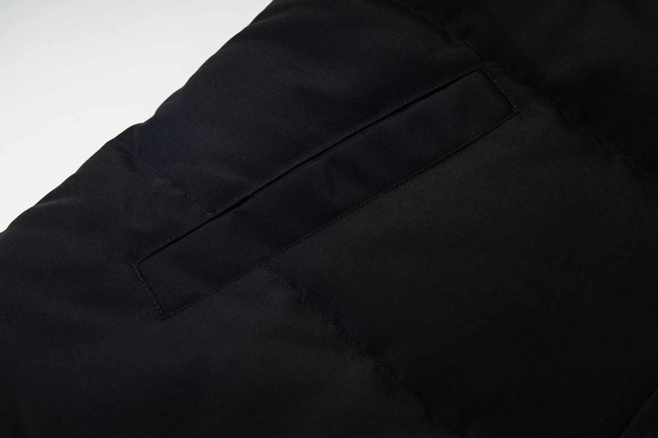 P360 Canada Goose/Canada Goose Black Label #Freestyle Crew 4151mb men's and women's vest down ➖ Imported Behringer embroidery machine customized 10,000-needle embroidery label! ➖ Imported 21-count polyester-cotton blended original fabric, using Feather-Light 10D waterproof coating fabric, made of 84.5% polyester fiber and 15.5% cotton, 100% the best feel in the entire network! ➖ The genuine official website uses the national standard 80 white duck down, and will never be misled by false claims such as 90 down or goose down! ➖ 100% nylon nylon lining with double double-layer sealing design to prevent velvet from running away. Top-grade polar fleece is used in the collar and pockets to keep warm and comfortable! ➖ Yoshida YKK provides original custom-made electroplated sliders. YKK two-way lockable zippers are tight and smooth and will not peel off paint! ➖ 3M composite original Velcro is durable, and all accessories and hardware are disassembled and customized! ⛔No slander, no exaggeration, no need for too much copywriting, because it is focused, it is professional!  SIZE: XS S M L XL XXL